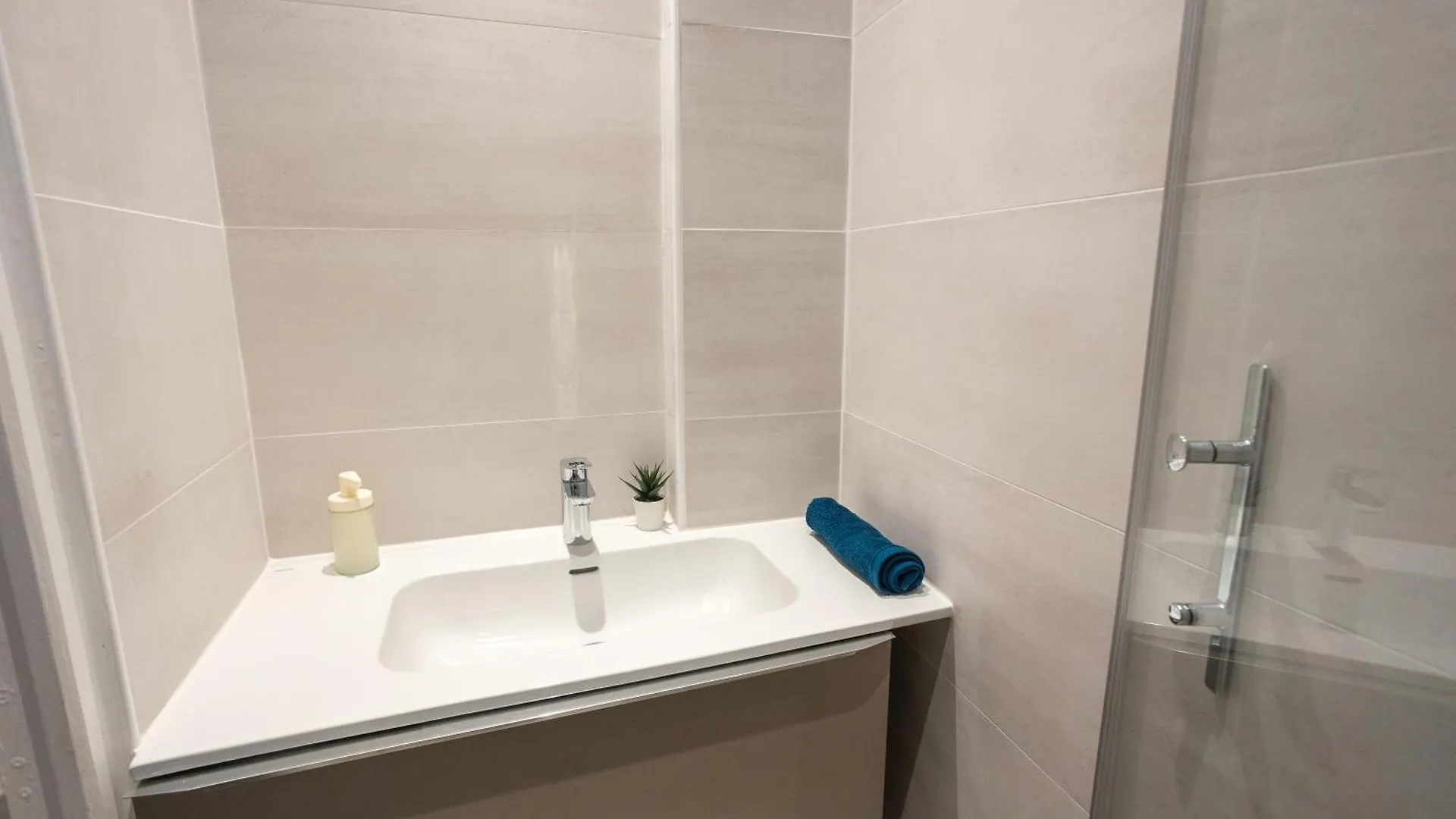 Apartment Studio En Plein Coeur De Paris Deuxieme Arrondissement Quartier Montergueil Chatelet