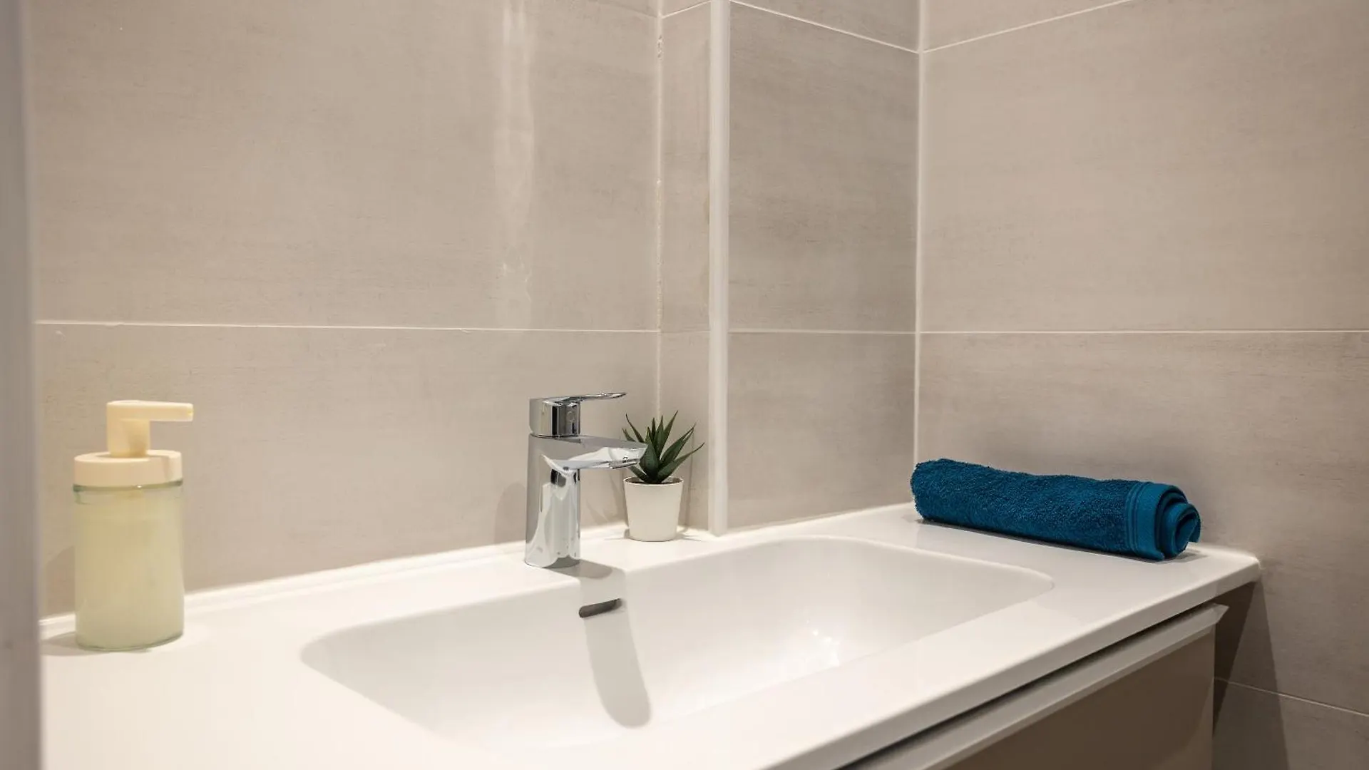 Studio En Plein Coeur De Paris Deuxieme Arrondissement Quartier Montergueil Chatelet France